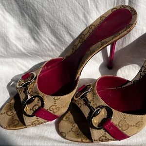 Gorgeous 100% Authentic Gucci Canvas Monogram Heels. Color Sand/fuscia/Gold